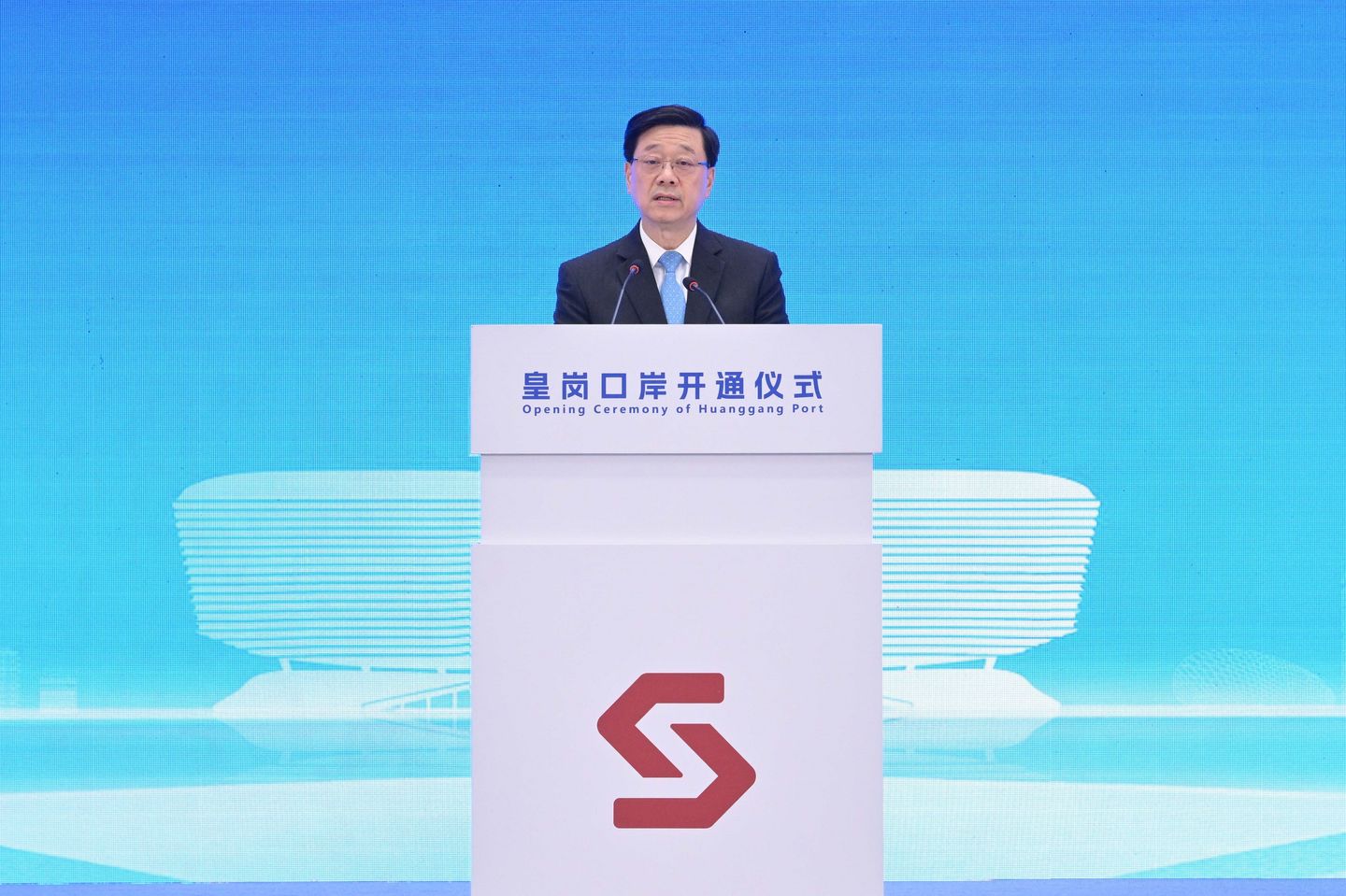 講者在講台發言的常見活動照片,僅顯示活動名稱,資訊量低。(25/100) 講者在講台發言的常見活動照片,僅顯示活動名稱,資訊量低。